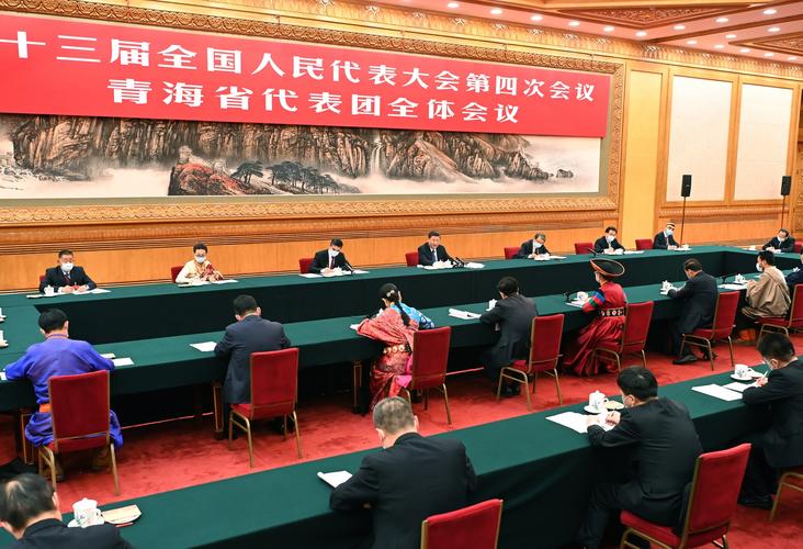 习近平率中央代表团抵达乌鲁木齐出席新疆维吾尔自治区成立70周年庆祝活动