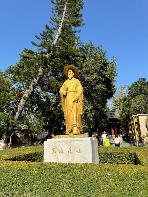 游客称看到永历帝趴地上雕塑“于心不忍”，昆明莲花池公园回应